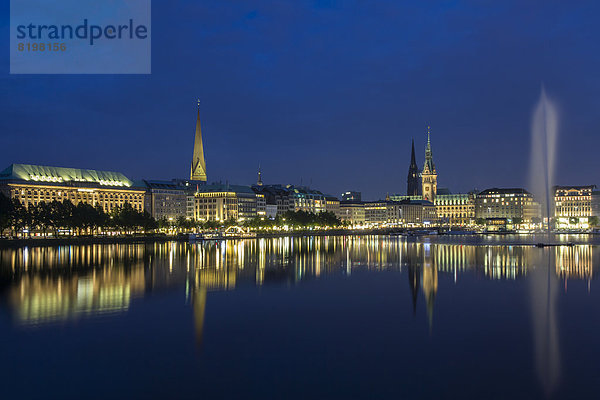 Deutschland  Hamburg  Blick auf das Rathaus mit Binnenalster und Brunnen