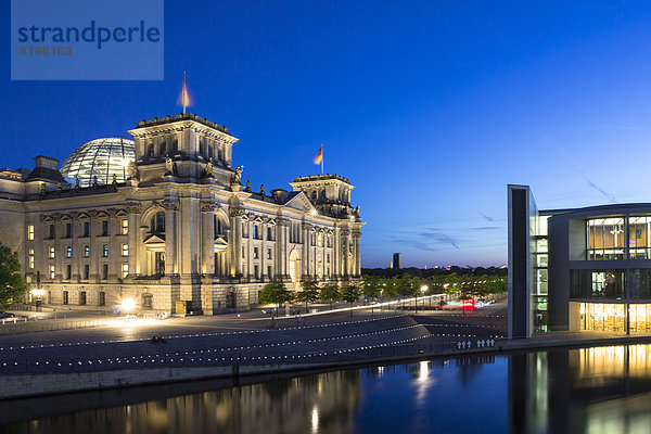Deutschland  Berlin  Blick auf das Reichstagsgebäude in der Abenddämmerung