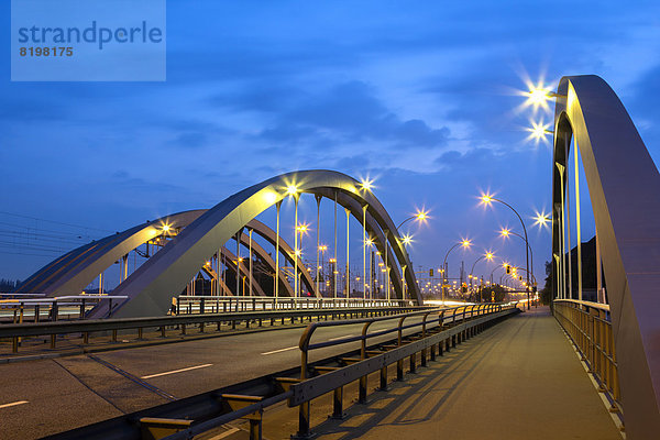 Deutschland  Hamburg  Blick auf die Eisenbahnbrücke