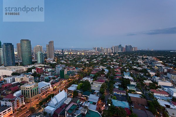 Blick über Makati City bei Sonnenutergang  Manila  Philippinen