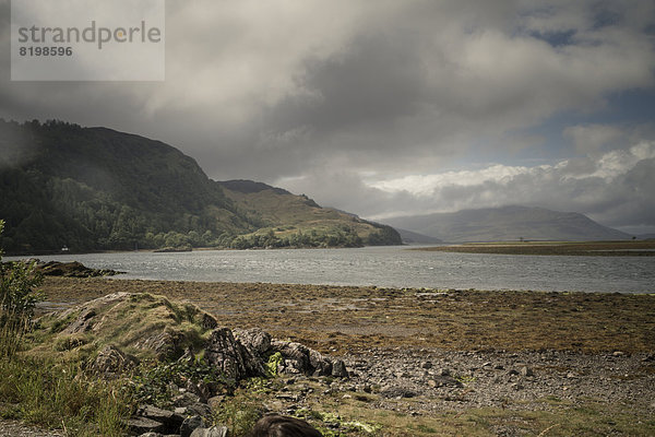 Schottland  Blick auf Landschaft mit Wolken  Wasser und Hagel