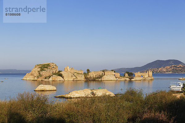 Türkei  Blick auf die Burg am Bafa-See