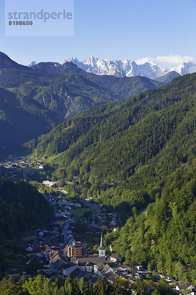 Österreich  Kärnten  Blick auf Bad Eisenkappel bei den Bergen