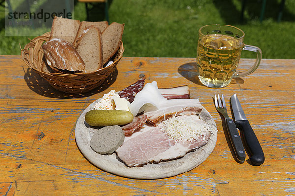 Österreich  Kärnten  Fleischteller mit Aufschnitt  Brot und Bierglas auf dem Tisch