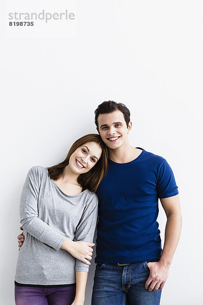 Deutschland  Portrait eines jungen Paares  lächelnd