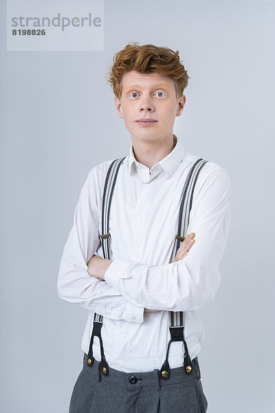 Porträt eines jungen Mannes vor weißem Hintergrund  Nahaufnahme