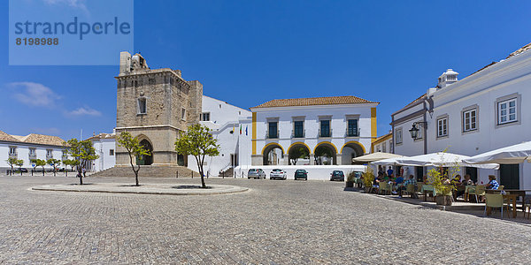 Portugal  Faro  Blick auf die Kathedrale mit Glockenturm