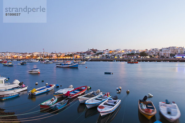 Portugal  Lagos  Fischerboote im Hafen und Stadt im Hintergrund
