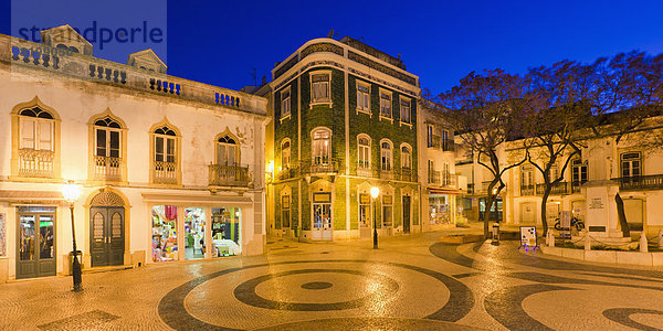 Portugal  Lagos  Blick auf den Luis de Camoes Platz bei Nacht