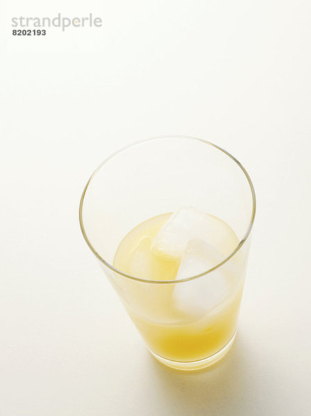 Ein Glas Pernod mit Eiswürfeln