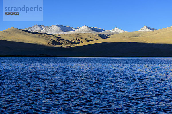 Schneebedeckte Berge hinter dem Tso Moriri-See  4595 m