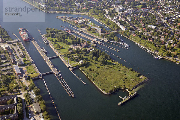 Kanalschleuse Kiel-Holtenau  nördliches Ende vom Nord-Ostsee-Kanal  NOK  Luftbild