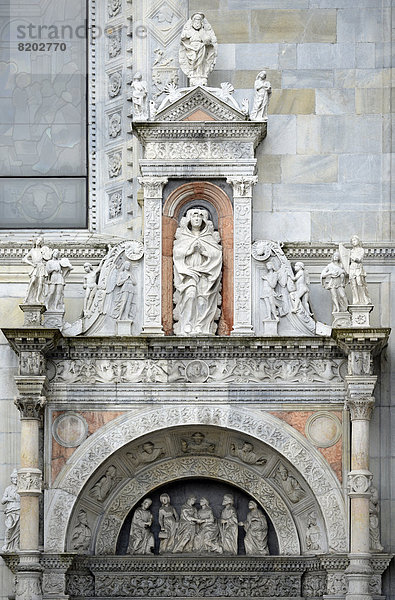 Standbild über Nordportal  Seitenschiff  Detail  Comer Dom  Dom Santa Maria Maggiore