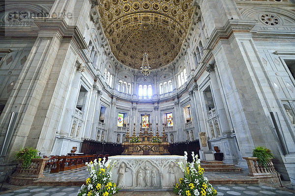 Innenaufnahme Chorraum und Altar der Kathedrale Comer Dom  Dom Santa Maria Maggiore