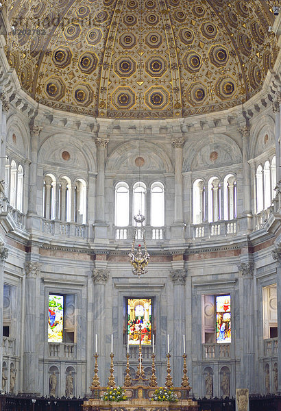 Innenaufnahme Chorraum und Altar der Kathedrale Comer Dom  Dom Santa Maria Maggiore