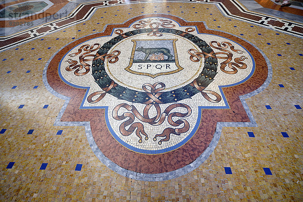 Bodenmosaik aus Marmor  Stadtwappen von Rom  S.P.Q.R  Luxus-Einkaufspassage Galleria Vittorio Emanuele II