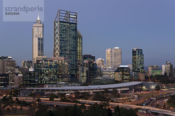 Skyline von Perth an der Abenddämmerung