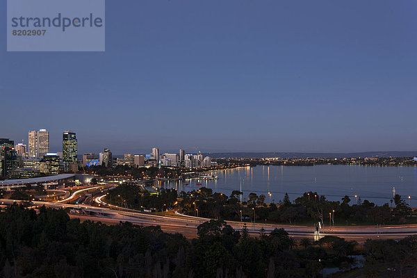 Skyline von Perth mit dem Swan River in der Abenddämmerung