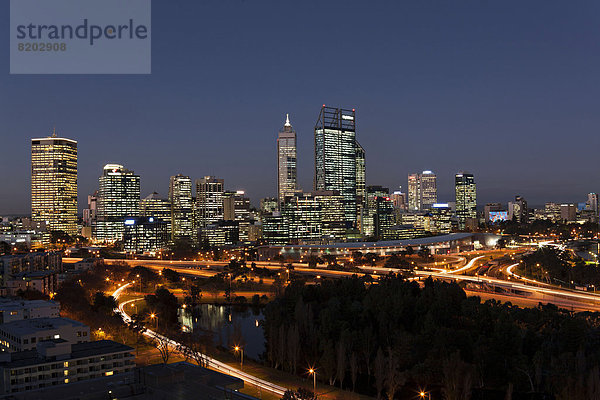 Skyline von Perth an der Abenddämmerung