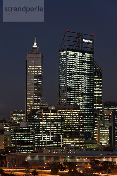 Central Park Skyscraper Wolkenkratzer  links  Gebäude der BHP Billiton  rechts  bei Nacht