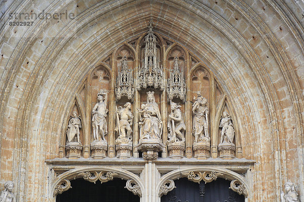 Tympanon über dem Hauptportal  gotische Kirche Notre-Dame du Sablon oder Onze-Lieve-Vrouw ten Zavel