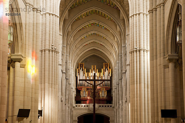 Orgel im Innenraum  Almudena-Kathedrale oder Kathedrale Santa María la Real de La Almudena