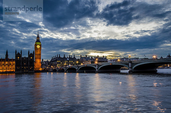 Westminster-Brücke mit Elizabeth-Turm  früher Clock Tower  Big Ben  Palast von Westminster  Themse im Abendlicht
