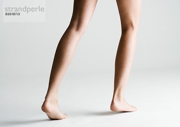 Die nackten Beine der Frau