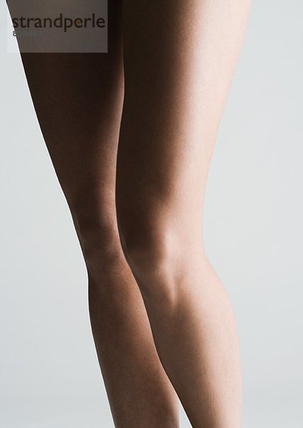 Die nackten Beine der Frau