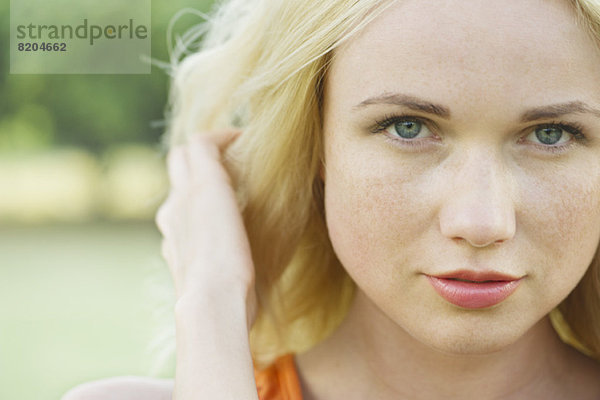 Junge Frau mit Hand im Haar  Portrait