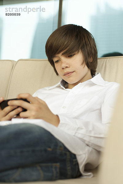 Teenager-Junge mit Smartphone