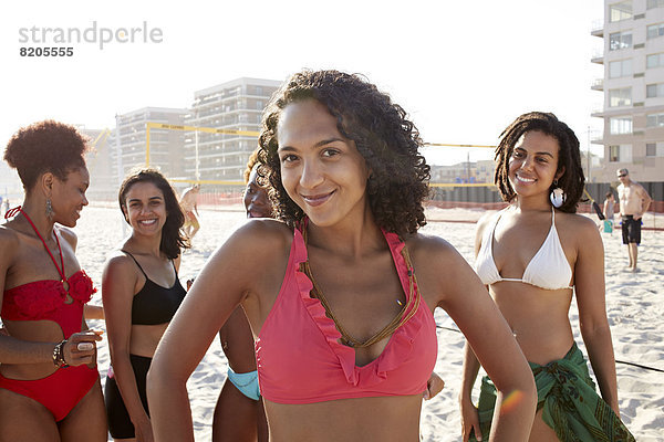 Frauen Lächeln gemeinsam am Strand