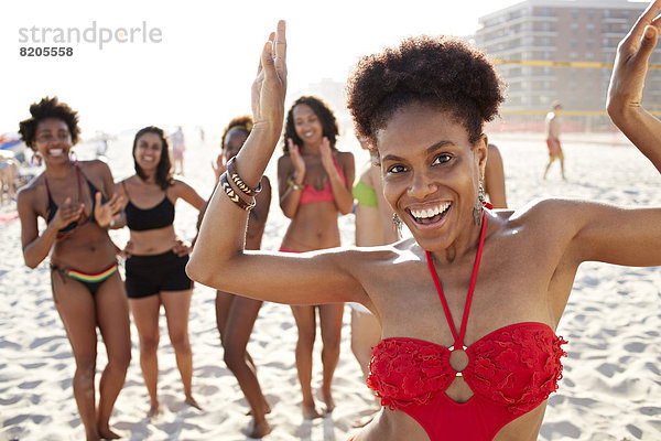 Frauen Lächeln gemeinsam am Strand