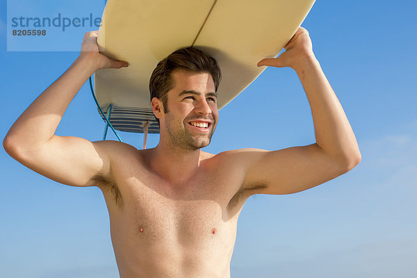 Europäer  Mann  tragen  Surfboard