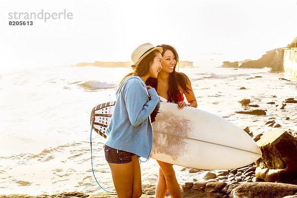 Frau  tragen  Strand  Surfboard