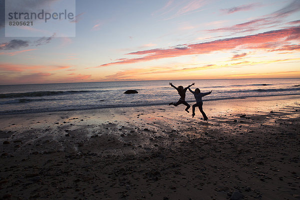 Paar spielen am Strand