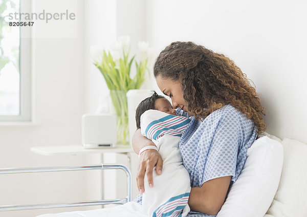 Neugeborenes  neugeboren  Neugeborene  Krankenhaus  Hispanier  halten  Mutter - Mensch