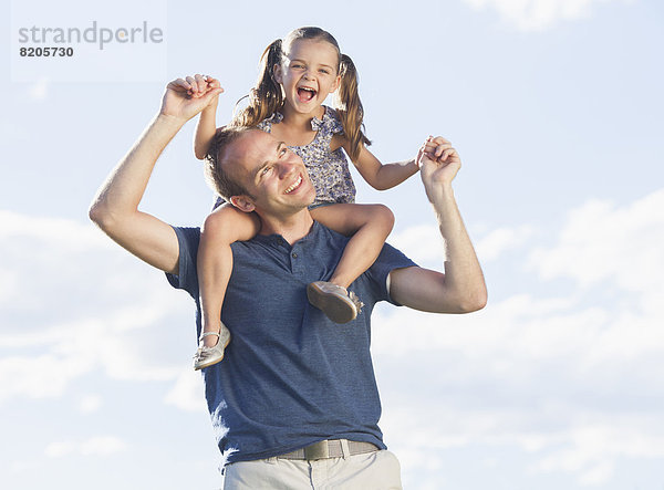 Europäer  tragen  Menschlicher Vater  Menschliche Schulter  Schultern  Tochter