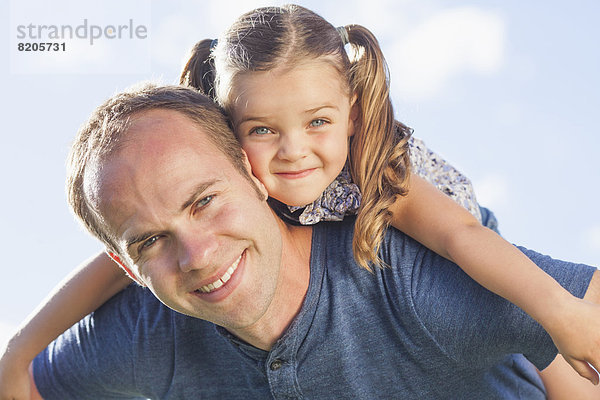 Europäer  tragen  Menschlicher Vater  Menschliche Schulter  Schultern  Tochter