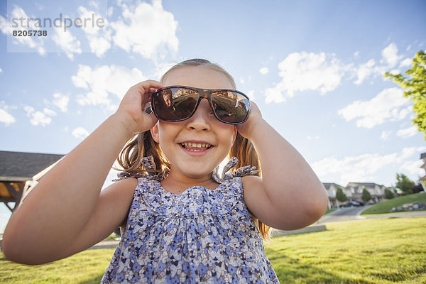Außenaufnahme  Europäer  Kleidung  Sonnenbrille  Mädchen  freie Natur