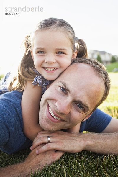 liegend  liegen  liegt  liegendes  liegender  liegende  daliegen  Europäer  Menschlicher Vater  Tochter  Gras