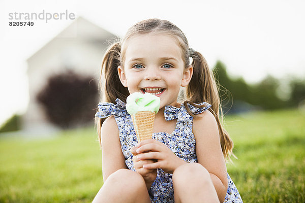 Außenaufnahme  Europäer  Eis  essen  essend  isst  Mädchen  Sahne  freie Natur