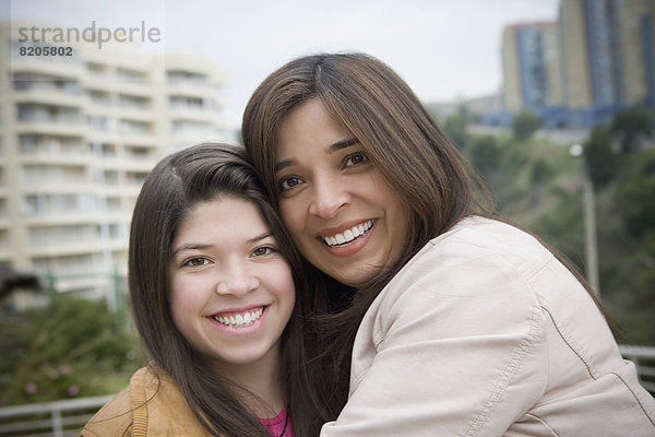 Außenaufnahme  lächeln  Hispanier  Tochter  Mutter - Mensch  freie Natur