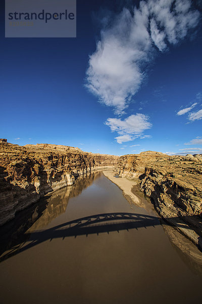 Vereinigte Staaten von Amerika  USA  Landschaft  über  Schatten  trocken  See  Brücke  Lake Powell  Utah