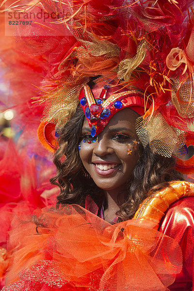 'Notting Hill Carnival  kostümiertes Mitglied der Karnevalsgruppe ''South Connections'' beim Karnevalsumzug'