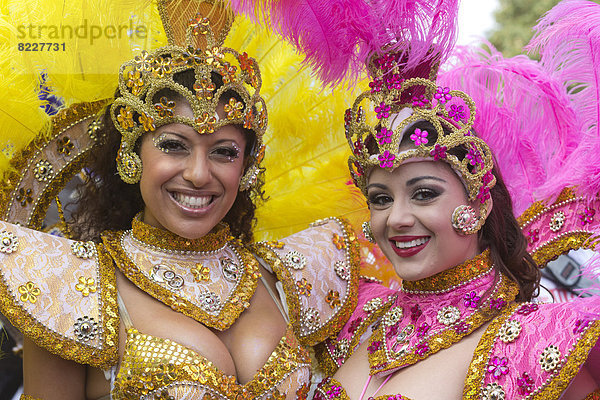'Notting Hill Carnival  kostümierte Mitglieder der Sambaschule ''Paraiso School of Samba'' beim Karnevalsumzug'