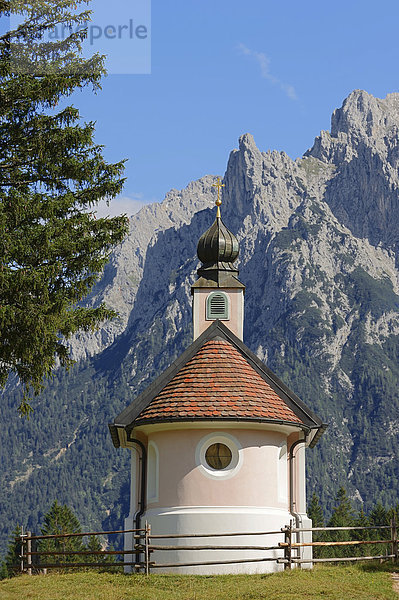 Kapelle Maria-Königin vor Karwendelgebirge