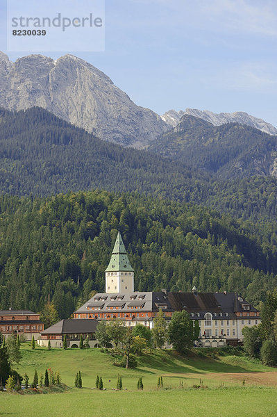 Schloss Elmau vor Wettersteingebirge