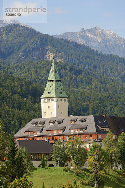Schloss Elmau vor Wettersteingebirge