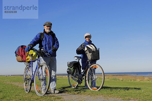 Fahrradfahrer auf Deich